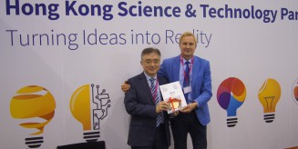 Profesor Jarosław Olaf Horbańczuk (z prawej) odbiera Nagrodę Specjalną od Hong Kong Science&Technology Parks Corporation
